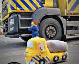 Kipplaster Hüppa (Eine Nähanleitung mit Schnittmuster von shesmile) Hüppa, der Kipplaster aus Stoff zum Hüpfen und Bepacken. Als Adventskalender, Kinderzimmer-Utensilo, Feuerwehr-Auto oder Hüpf-Rutsch-Baustellenfahrzeug. Ergebnisse aus dem Probenähen