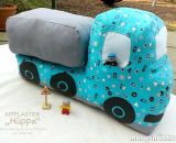 Kipplaster Hüppa (Eine Nähanleitung mit Schnittmuster von shesmile) Hüppa, der Kipplaster aus Stoff zum Hüpfen und Bepacken. Als Adventskalender, Kinderzimmer-Utensilo, Feuerwehr-Auto oder Hüpf-Rutsch-Baustellenfahrzeug. Ergebnisse aus dem Probenähen