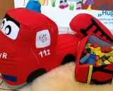 Kipplaster Hüppa (Eine Nähanleitung mit Schnittmuster von shesmile) Hüppa, der Kipplaster aus Stoff zum Hüpfen und Bepacken. Als Adventskalender, Kinderzimmer-Utensilo, Feuerwehr-Auto oder Hüpf-Rutsch-Baustellenfahrzeug. Ergebnisse aus dem Probenähen