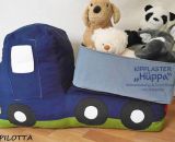 Kipplaster Hüppa (Eine Nähanleitung mit Schnittmuster von shesmile) Hüppa, der Kipplaster aus Stoff zum Hüpfen und Bepacken. Als Adventskalender, Kinderzimmer-Utensilo, Feuerwehr-Auto oder Hüpf-Rutsch-Baustellenfahrzeug. Ergebnisse aus dem Probenähen