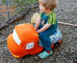Kipplaster Hüppa (Eine Nähanleitung mit Schnittmuster von shesmile) Hüppa, der Kipplaster aus Stoff zum Hüpfen und Bepacken. Als Adventskalender, Kinderzimmer-Utensilo, Feuerwehr-Auto oder Hüpf-Rutsch-Baustellenfahrzeug. Ergebnisse aus dem Probenähen