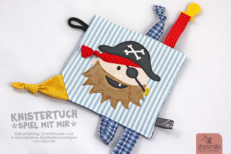 Knistertuch für Babys - Spiel mit mir - Als Geschenk zur Geburt nähen. (Nähanleitung, Schnittmuster und 6 verschiedene Applikationsvorlagen von shesmile) Hier genäht mit Piratenkopf Käptn Wildbart.