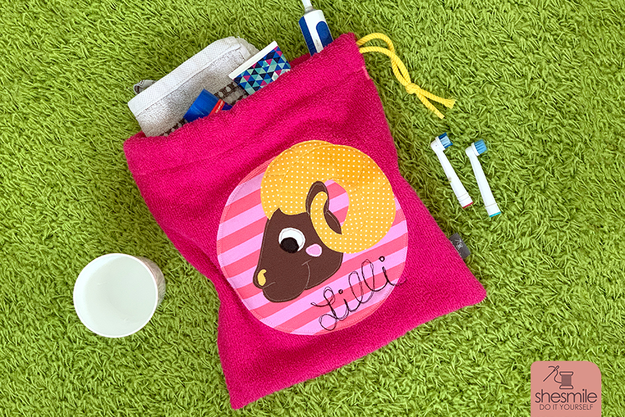 Frotteelo passt immer dann, wenn der klassische Kulturbeutel oder die Stofftasche sonst zu nass wird oder nicht so einfach in die Waschmaschine gesteckt werden kann. Wir verpacken in Frotteelo die Zahnputzsachen der Kinder für die Übernachtungsparty bei Freunden oder der Familie. Wir verpacken in Frotteelo den Tauchring und den Badeanzug wenn er noch zu feucht ist um ihn zu den trockenen Sachen zu stecken. Frotteelo eignet sich aber auch super als simple Wickeltasche oder Säckchen für Schmutzwäsche und Wechselkleidung im Kindergarten.