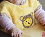 Näh mich! Hier geht nichts mehr daneben. Mit dem Ärmel-Lätzchen Lilli. Eine Nähanleitung mit Schnittmuster von shesmile. Genäht aus Frottee. Bestickt mit Leo Löwe (Stickdatei von Kreativlabor Berlin, gestickt von Bines Bunt Welt)