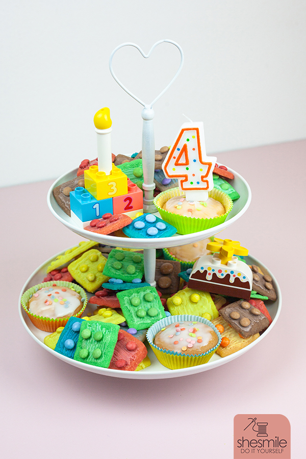 Zum 4. Geburtstag! LEGO Duplosteine als Plätzchen backen. Mein Lieblingsrezept für Butterplätzchen. Ein Tutorial mit weisser Schokolade, Lebensmittelfarbe und Smarties.