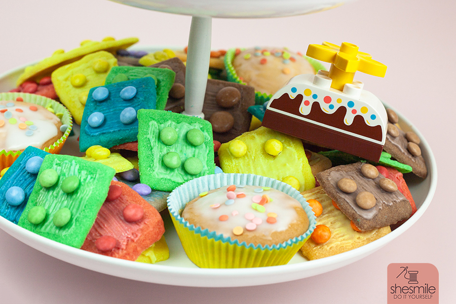 Zum 4. Geburtstag! LEGO Duplosteine als Plätzchen backen. Mein Lieblingsrezept für Butterplätzchen. Ein Tutorial mit weisser Schokolade, Lebensmittelfarbe und Smarties.