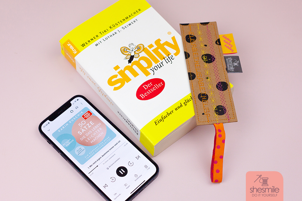 Ich persönlich lese ja wirklich wenig Bücher. Bücher, die ich gelesen habe, kann ich an beiden Händen abzählen. Ich bin großer Podcast-Fan und seit neuestem auch Audible Kunde … aber ein Buch, das ich schon vor Jahren gelesen habe, das wirklich mein Leben verändert hat ist „simplify your life“ von Werner Tiki Küstenmacher. "Einfacher und glücklicher leben" steht als Unterzeile auf dem Buch. Und genau das kann man im Buch erlernen, in 8 Stufen! Mein neues Lesezeichen steckt nun an meiner Lieblingsstelle: "Fangen Sie klein an".