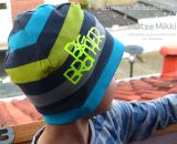 Mütze Mikki, eine einlagig-dünne Sommermütze für Babys und Kinder. Schnell und einfach genäht. Nur 4 Nähte mit dem Zick-Zack-Stich der Haushaltsnähmaschine. Eine Nähanleitung mit Schnittmuster von shesmile. Größe 37 bis 54 cm Kopfumfang (schräg gemes
