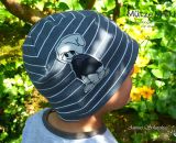 Mütze Mikki, eine einlagig-dünne Sommermütze für Babys und Kinder. Schnell und einfach genäht. Nur 4 Nähte mit dem Zick-Zack-Stich der Haushaltsnähmaschine. Eine Nähanleitung mit Schnittmuster von shesmile. Größe 37 bis 54 cm Kopfumfang (schräg gemes
