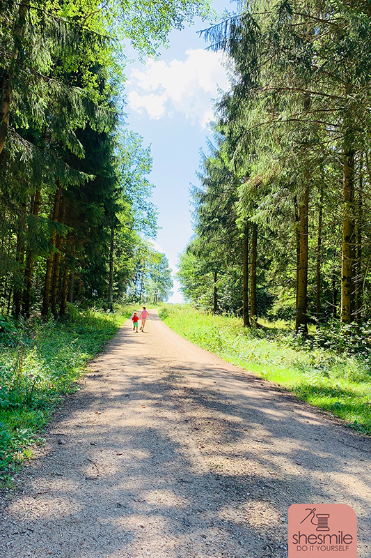 Ein Waldspaziergang mit Natur-Bingo-Suche - Ein Erlebnis für die ganze Familie. Im Urlaub, Ferien oder am Wochenende - Mit PDF-Druckvorlagen von shesmile