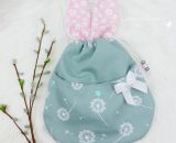 Nähanleitung und Schnittmuster gestaltet als PDF-E-Book für eine Wendetasche mit Kordelzug welche nach dem Wenden zum süßen Hasenkuscheltier wird. Der Osternesthase von shesmile! Dieses nachhaltige Osternest wird nach dem entleeren nicht weggeworfen 