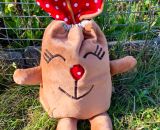 Nähanleitung und Schnittmuster gestaltet als PDF-E-Book für eine Wendetasche mit Kordelzug welche nach dem Wenden zum süßen Hasenkuscheltier wird. Der Osternesthase von shesmile! Dieses nachhaltige Osternest wird nach dem entleeren nicht weggeworfen 