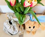 Nähanleitung und Schnittmuster gestaltet als PDF-E-Book für eine Wendetasche mit Kordelzug welche nach dem Wenden zum süßen Hasenkuscheltier wird. Der Osternesthase von shesmile! Dieses nachhaltige Osternest wird nach dem entleeren nicht weggeworfen 