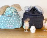 Nähanleitung und Schnittmuster gestaltet als PDF-E-Book für eine Wendetasche mit Kordelzug welche nach dem Wenden zum süßen Hasenkuscheltier wird. Der Osternesthase von shesmile! Dieses nachhaltige Osternest wird nach dem entleeren nicht weggeworfen 