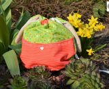 Nähanleitung und Schnittmuster gestaltet als PDF-E-Book für eine Wendetasche mit Kordelzug welche nach dem Wenden zum süßen Hasenkuscheltier wird. Der Osternesthase von shesmile! Dieses nachhaltige Osternest wird nach dem entleeren nicht weggeworfen 