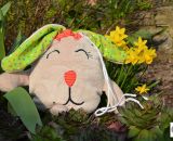 Nähanleitung und Schnittmuster gestaltet als PDF-E-Book für eine Wendetasche mit Kordelzug welche nach dem Wenden zum süßen Hasenkuscheltier wird. Der Osternesthase von shesmile! Dieses nachhaltige Osternest wird nach dem entleeren nicht weggeworfen 