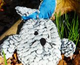 Nähanleitung und Schnittmuster gestaltet als PDF-E-Book für eine Wendetasche mit Kordelzug welche nach dem Wenden zum süßen Hasenkuscheltier wird. Der Osternesthase von shesmile! Dieses nachhaltige Osternest wird nach dem entleeren nicht weggeworfen 