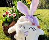 Nähanleitung und Schnittmuster gestaltet als PDF-E-Book für eine Wendetasche mit Kordelzug welche nach dem Wenden zum süßen Hasenkuscheltier wird. Der Osternesthase von shesmile! Dieses nachhaltige Osternest wird nach dem entleeren nicht weggeworfen 