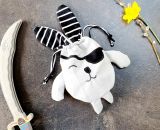 Nähanleitung und Schnittmuster gestaltet als PDF-E-Book für eine Wendetasche mit Kordelzug welche nach dem Wenden zum süßen Hasenkuscheltier wird. Der Osternesthase von shesmile! Dieses nachhaltige Osternest wird nach dem entleeren nicht weggeworfen 