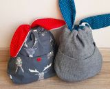 Nähanleitung und Schnittmuster gestaltet als PDF-E-Book für eine Wendetasche mit Kordelzug welche nach dem Wenden zum süßen Hasenkuscheltier wird. Der Osternesthase von shesmile! Dieses nachhaltige Osternest wird nach dem entleeren nicht weggeworfen 
