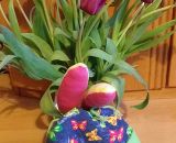 Nähanleitung und Schnittmuster gestaltet als PDF-E-Book für eine Wendetasche mit Kordelzug welche nach dem Wenden zum süßen Hasenkuscheltier wird. Der Osternesthase von shesmile! Dieses nachhaltige Osternest wird nach dem entleeren nicht weggeworfen 
