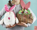 Nähanleitung und Schnittmuster gestaltet als PDF-E-Book für eine Wendetasche mit Kordelzug welche nach dem Wenden zum süßen Hasenkuscheltier wird. Der Osternesthase von shesmile! Dieses nachhaltige Osternest wird nach dem entleeren nicht weggeworfen 