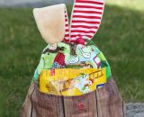Nähanleitung und Schnittmuster gestaltet als PDF-E-Book für eine Wendetasche mit Kordelzug welche nach dem Wenden zum süßen Hasenkuscheltier wird. Der Osternesthase von shesmile! Dieses nachhaltige Osternest wird nach dem entleeren nicht weggeworfen 