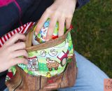 Nähanleitung und Schnittmuster gestaltet als PDF-E-Book für eine Wendetasche mit Kordelzug welche nach dem Wenden zum süßen Hasenkuscheltier wird. Der Osternesthase von shesmile! Dieses nachhaltige Osternest wird nach dem entleeren nicht weggeworfen 
