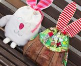 Nähanleitung und Schnittmuster gestaltet als PDF-E-Book für eine Wendetasche mit Kordelzug welche nach dem Wenden zum süßen Hasenkuscheltier wird. Der Osternesthase von shesmile! Dieses nachhaltige Osternest wird nach dem entleeren nicht weggeworfen 