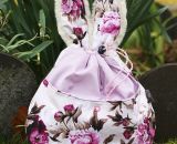 Nähanleitung und Schnittmuster gestaltet als PDF-E-Book für eine Wendetasche mit Kordelzug welche nach dem Wenden zum süßen Hasenkuscheltier wird. Der Osternesthase von shesmile! Dieses nachhaltige Osternest wird nach dem entleeren nicht weggeworfen 