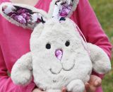 Nähanleitung und Schnittmuster gestaltet als PDF-E-Book für eine Wendetasche mit Kordelzug welche nach dem Wenden zum süßen Hasenkuscheltier wird. Der Osternesthase von shesmile! Dieses nachhaltige Osternest wird nach dem entleeren nicht weggeworfen 