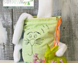 Nähanleitung und Schnittmuster gestaltet als PDF-E-Book für eine Wendetasche mit Kordelzug welche nach dem Wenden zum süßen Hasenkuscheltier wird. Der Osternesthase von shesmile! Dieses nachhaltige Osternest wird nach dem entleeren nicht weggeworfen 