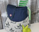 Nähanleitung und Schnittmuster gestaltet als PDF-E-Book für eine Wendetasche mit Kordelzug welche nach dem Wenden zum süßen Hasenkuscheltier wird. Der Osternesthase von shesmile! Dieses nachhaltige Osternest wird nach dem entleeren nicht weggeworfen 