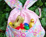 Nähanleitung und Schnittmuster gestaltet als PDF-E-Book für eine Wendetasche mit Kordelzug welche nach dem Wenden zum süßen Hasenkuscheltier wird. Der Osternesthase von shesmile! Dieses nachhaltige Osternest wird nach dem entleeren nicht weggeworfen 