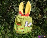 Nähanleitung und Schnittmuster gestaltet als PDF-E-Book für eine Wendetasche mit Kordelzug welche nach dem Wenden zum süßen Hasenkuscheltier wird. Der Osternesthase von shesmile! Dieses nachhaltige Osternest wird nach dem entleeren nicht weggeworfen 