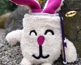 Nähanleitung und Schnittmuster gestaltet als PDF-E-Book für eine Wendetasche mit Kordelzug welche nach dem Wenden zum süßen Hasenkuscheltier wird. Der Osternesthase von shesmile! Dieses nachhaltige Osternest wird nach dem entleeren nicht weggeworfen 