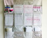 Nähanleitung und Schnittmuster gestaltet als PDF-E-Book für einen Familien-Wandorganizer aus Stoff. OttoOrdnung von shesmile. Wer Ordnung haben will, braucht für alles seinen gewohnten Platz. Denn wie soll man Kindern beibringen wo sie bestimmte Ding