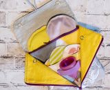 Nähanleitung und Schnittmuster gestaltet als PDF-E-Book von shesmile für ein Täschchen Petra mit Fächern für Periodenunterwäsche, (wiederverwendbare Stoff-) Slipeinlagen, Menstruationstasse und Tampons.