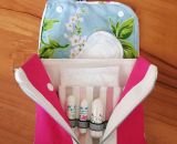 Nähanleitung und Schnittmuster gestaltet als PDF-E-Book von shesmile für ein Täschchen Petra mit Fächern für Periodenunterwäsche, (wiederverwendbare Stoff-) Slipeinlagen, Menstruationstasse und Tampons.