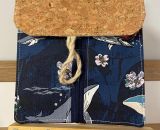 Nähanleitung und Schnittmuster gestaltet als PDF-E-Book von shesmile für ein Täschchen Petra mit Fächern für Periodenunterwäsche, (wiederverwendbare Stoff-) Slipeinlagen, Menstruationstasse und Tampons.