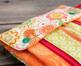 Nähanleitung und Schnittmuster gestaltet als PDF-E-Book von shesmile für ein Täschchen Petra mit Fächern für Periodenunterwäsche, (wiederverwendbare Stoff-) Slipeinlagen, Menstruationstasse und Tampons.