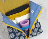 Nähanleitung und Schnittmuster gestaltet als PDF-E-Book von shesmile für ein Täschchen Petra mit Fächern für Periodenunterwäsche, (wiederverwendbare Stoff-) Slipeinlagen, Menstruationstasse und Tampons.