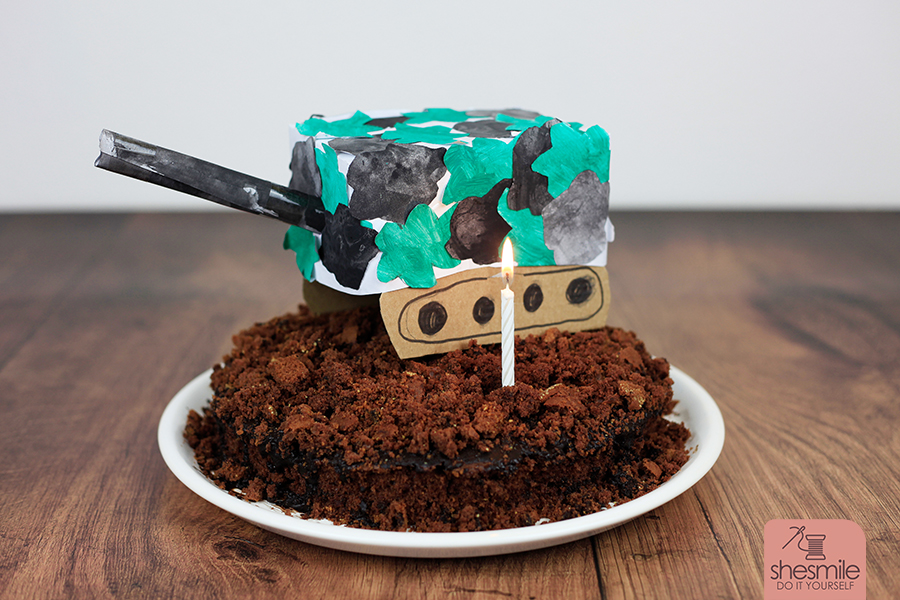 Erdhügel Kuchen mit Panzer als Topping. Eine Bastelidee von shesmile.