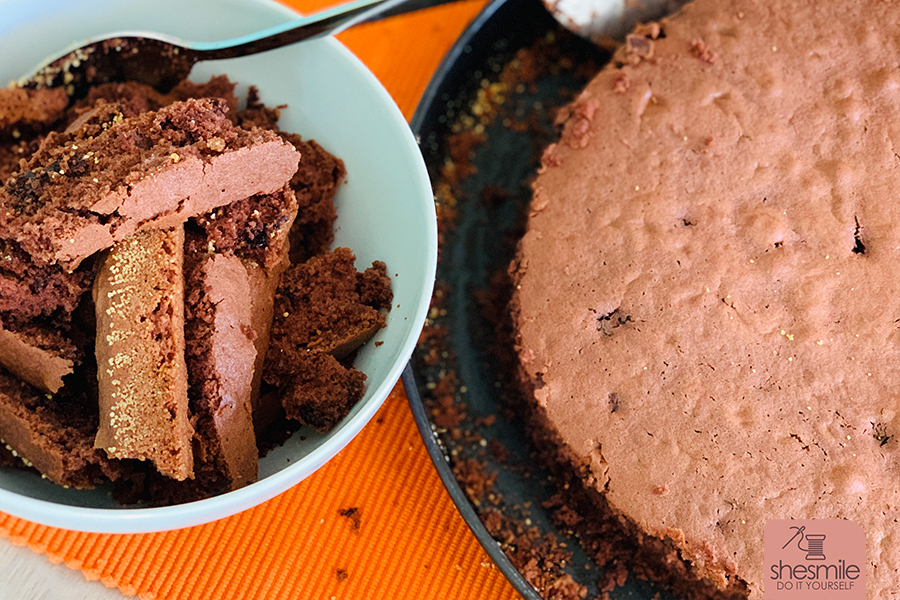 Erdhügel Kuchen für Bagger oder Traktor. Krümel auf dem Schokokuchen von shesmile.