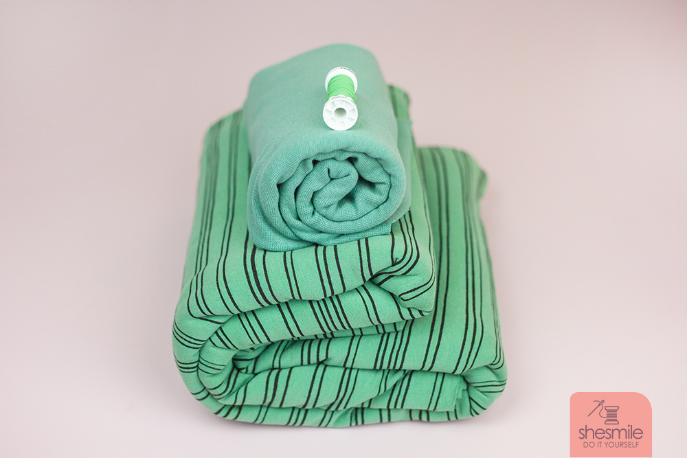Nach dem neuen Schnittmuster mit Nähanleitung von shesmile und Stoff von Stoffe Hemmers. Ein Pullover RiekeRaglan aus kuschelweichem French Terry nähen.