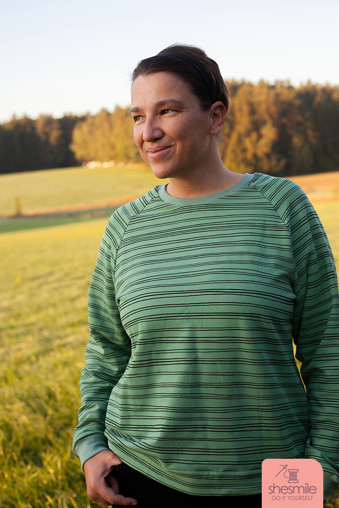 Nach dem neuen Schnittmuster mit Nähanleitung von shesmile und Stoff von Stoffe Hemmers. Ein Pullover RiekeRaglan aus kuschelweichem French Terry nähen.