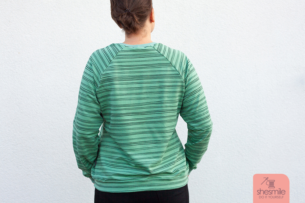 Nach dem neuen Schnittmuster mit Nähanleitung von shesmile und Stoff von Stoffe Hemmers. Ein Pullover RiekeRaglan aus kuschelweichem French Terry nähen.