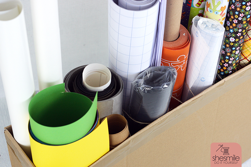 Einen Rollenhalter aus einem Versandkarton basteln. Eine kostenlose Bastelanleitung von shesmile. Endlich Ordnung im Nähzimmer. Endlich hat meine SnapPap, Tafelstoff, Vliesofix, Filz, Tonpapier, Geschenkpapier-Rollen und Co seinen Platz.