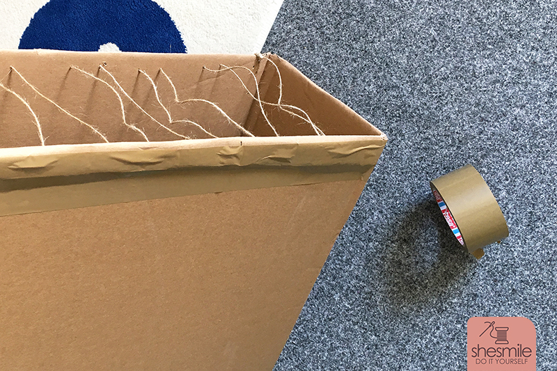 Klebe Paketklebeband um den Rand. So stehen die Laschen nicht über, die Paketschnur wird nochmal zusätzlich gefestigt und es gibt einen schönen Abschluss. Wer mag kann den Karton jetzt noch bunt bekleben. Dann sieht es noch schicker aus im Nähzimmer ;-) Bei mir steht er unauffällig, braun und langweilig in der Ecke :D Aber! Endlich hat meine SnapPap, Tafelstoff, Vliesofix, Filz, Tonpapier, Geschenkpapier-Rollen und Co seinen Platz. Und ich bin sehr zufrieden. Danke Snaply, für den tollen Versandkarton ;-)