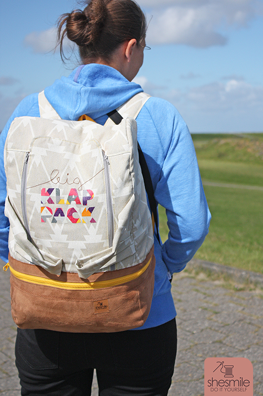 Nähanleitung und Schnittmuster in zwei Größen gestaltet als PDF-E-Book für einen Rucksack für Reisen, Sport und Ausflüge für Erwachsene oder die Familie BigKlapPack mit praktischer großer Klappenöffnung und großem integriertem Nassfach. Einfach. Kreativ. Nähen & Basteln mit shesmile.